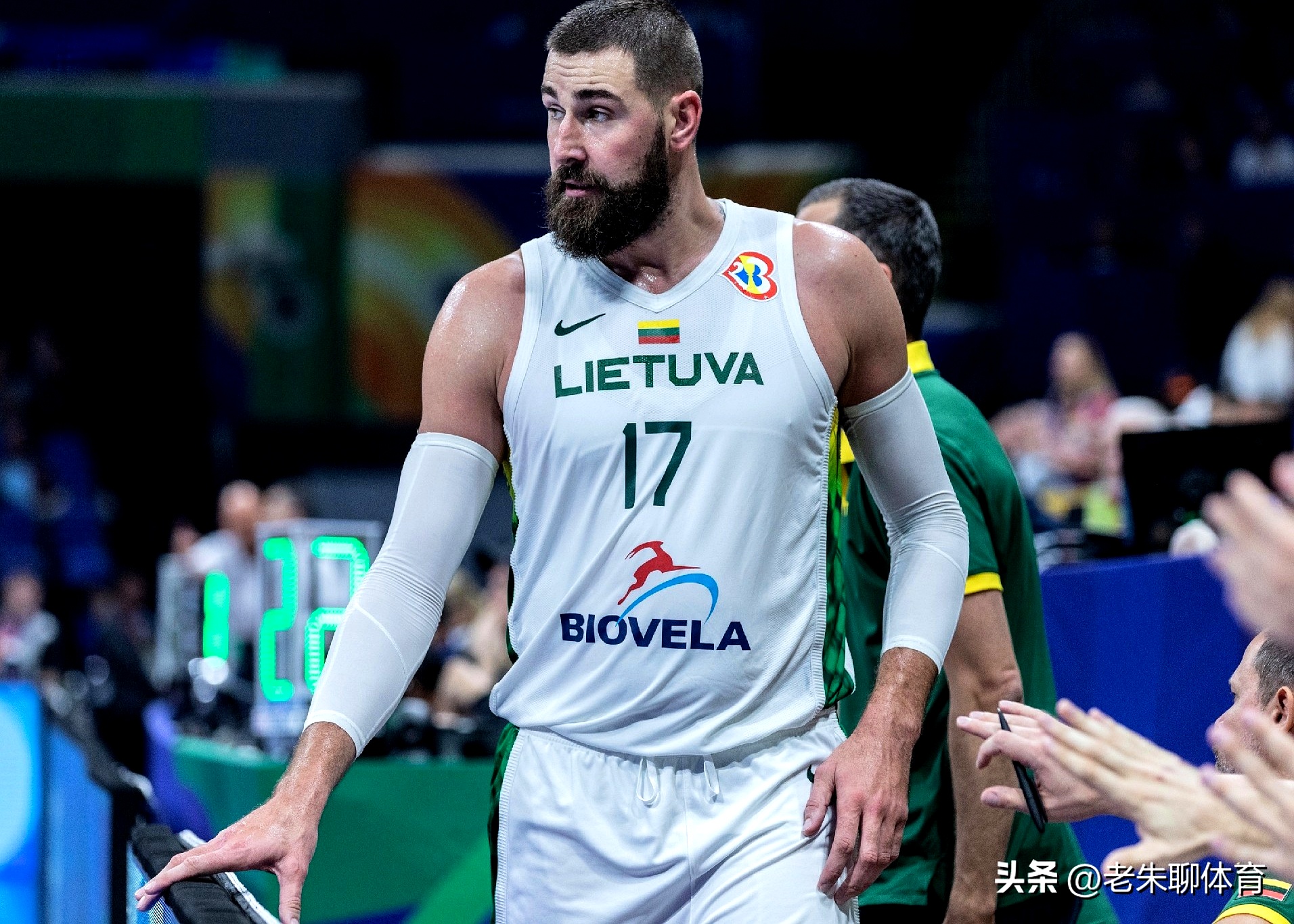 FB体育-赛地聚焦——欧篮联集结日热度飙升，费耶诺德豪取连胜，目标明确，训练强度明显提升(埃因霍温费耶诺德)